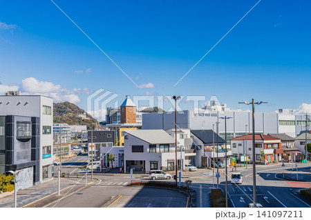 晴れた日のJR焼津駅南口の風景(静岡県) 晴れた日のJR焼津駅南口の風景(静岡県) 141097211