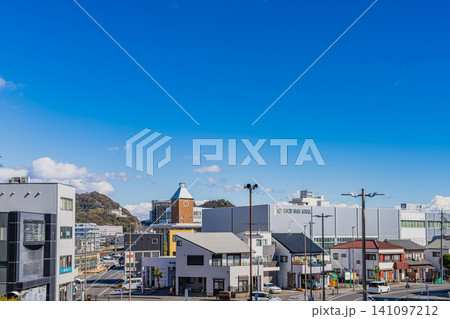 晴れた日のJR焼津駅南口の風景(静岡県) 晴れた日のJR焼津駅南口の風景(静岡県) 141097212