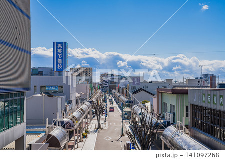 晴れた日のJR焼津駅周辺の風景(静岡県) 141097268