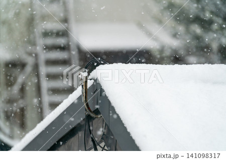 大雪で積雪した屋根の破風と同軸ケーブルアンテナ線の冬の風景 大雪で積雪した屋根の破風と同軸ケーブルアンテナ線の冬の風景 141098317