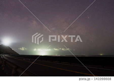 御前崎市の灯台周辺から見る星空(静岡県) 御前崎市の灯台周辺から見る星空(静岡県) 141098608
