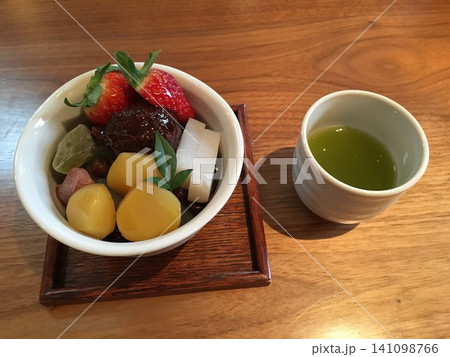 フルーツあんみつとお茶のセット フルーツあんみつとお茶のセット 141098766