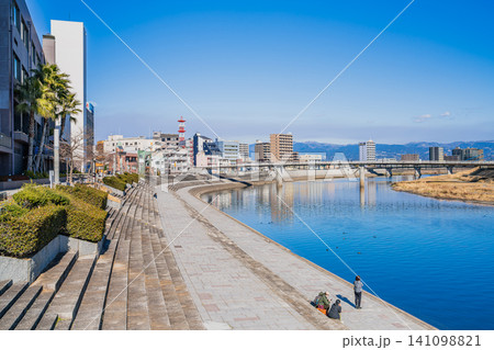 沼津市の街並みと狩野川の風景(静岡県) 沼津市の街並みと狩野川の風景(静岡県) 141098821