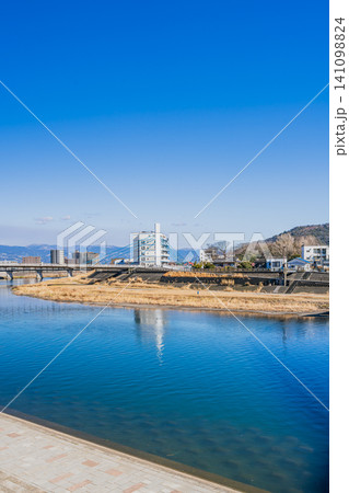 沼津市の街並みと狩野川の風景(静岡県) 沼津市の街並みと狩野川の風景(静岡県) 141098824