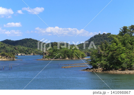 寒風沢島から望む海や小島(宮城県塩竈市) 寒風沢島から望む海や小島(宮城県塩竈市) 141098867