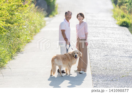 犬の散歩をするシニア夫婦 犬の散歩をするシニア夫婦 141098877