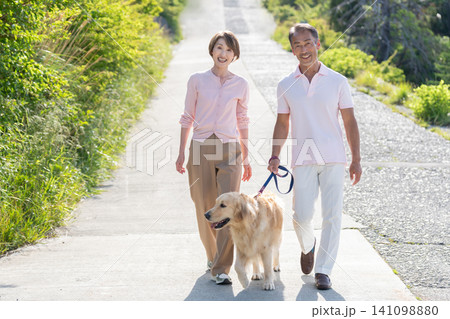 犬の散歩をするシニア夫婦 141098880