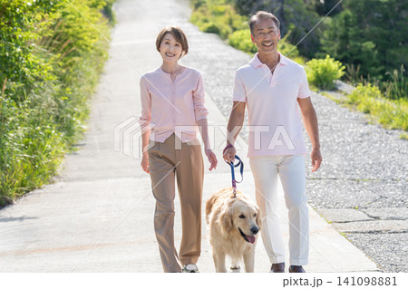 犬の散歩をするシニア夫婦 141098881