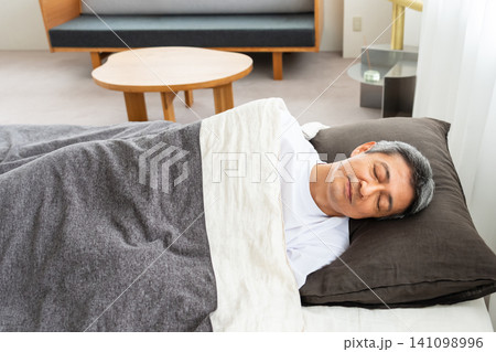 ベッドで寝る中年男性 ベッドで寝る中年男性 141098996