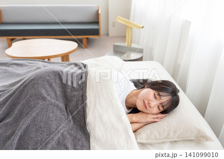 ベッドで眠る若い女性 ベッドで眠る若い女性 141099010