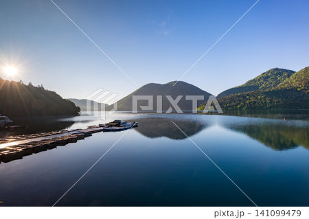 北海道・然別湖の爽やかな朝 静かな湖と青空の風景 北海道・然別湖の爽やかな朝 静かな湖と青空の風景 141099479