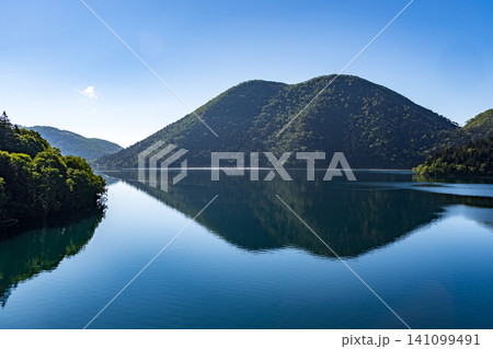 北海道・然別湖の爽やかな朝 静かな湖と青空の風景 北海道・然別湖の爽やかな朝 静かな湖と青空の風景 141099491