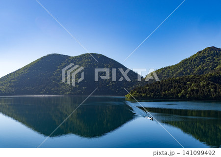 北海道・然別湖の爽やかな朝 静かな湖と青空の風景 北海道・然別湖の爽やかな朝 静かな湖と青空の風景 141099492