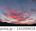 美しい茜色の夕焼け空 141099658