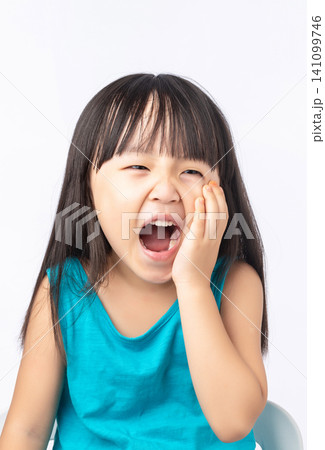 Little girl shouting with hand on cheek, expressing toothache pain or loud screaming Little girl shouting with hand on cheek, expressing toothache pain or loud screaming 141099746