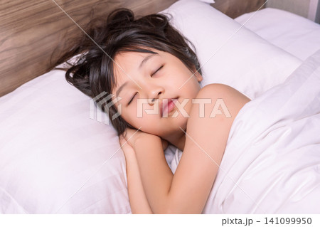 Asian little girl sleeping peacefully in bed, healthy sleep and childhood rest concept Asian little girl sleeping peacefully in bed, healthy sleep and childhood rest concept 141099950