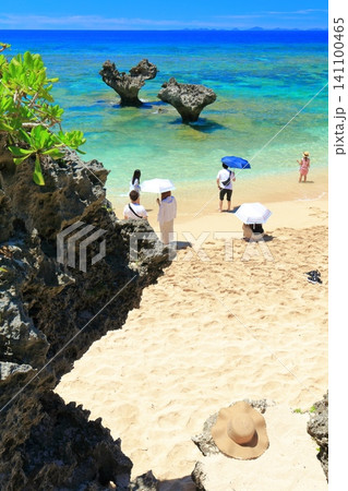 【沖縄県】快晴の古宇利島のハートロック(ティーヌ浜) 【沖縄県】快晴の古宇利島のハートロック(ティーヌ浜) 141100465