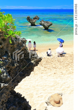 【沖縄県】快晴の古宇利島のハートロック(ティーヌ浜) 【沖縄県】快晴の古宇利島のハートロック(ティーヌ浜) 141100466
