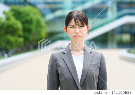 屋外で不機嫌な表情をするアジア人女性 屋外で不機嫌な表情をするアジア人女性 141100688