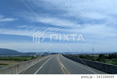 青空と特徴的な雲が広がる高速道路の風景 青空と特徴的な雲が広がる高速道路の風景 141100849