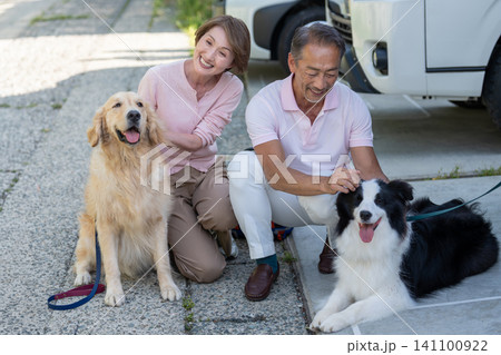 シニア夫婦と愛犬2匹のドライブ旅行 シニア夫婦と愛犬2匹のドライブ旅行 141100922