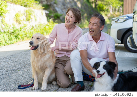 シニア夫婦と愛犬2匹のドライブ旅行 シニア夫婦と愛犬2匹のドライブ旅行 141100925