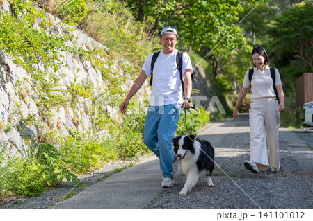 ペットと旅行に行く若い夫婦とボーダーコリー ペットと旅行に行く若い夫婦とボーダーコリー 141101012