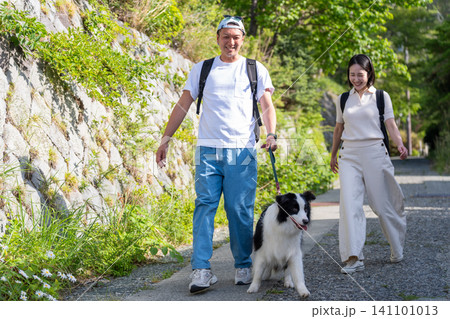 ペットと旅行に行く若い夫婦とボーダーコリー 141101013