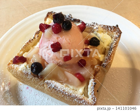 いちごアイスのせハニートースト いちごアイスのせハニートースト 141101046