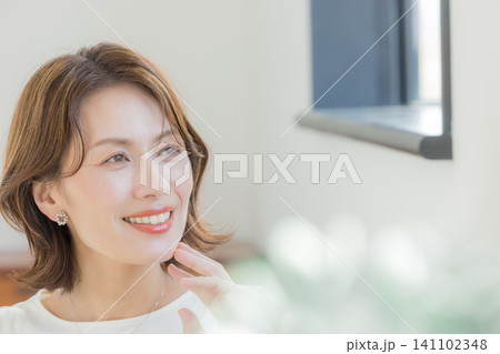 40代女性 40代女性 141102348