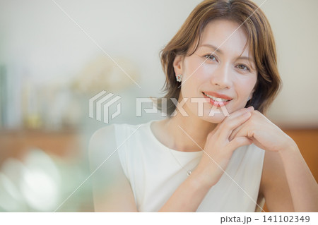 40代女性 40代女性 141102349