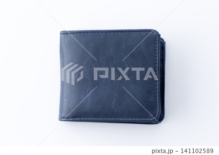 紺色の二つ折り財布 紺色の二つ折り財布 141102589