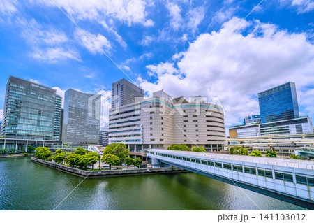 日本の横浜都市景観 梅雨の晴れ間…夏空…横浜駅東口。そごう横浜店などを望む。右奥に横浜駅=7月9日 日本の横浜都市景観 梅雨の晴れ間…夏空…横浜駅東口。そごう横浜店などを望む。右奥に横浜駅=7月9日 141103012