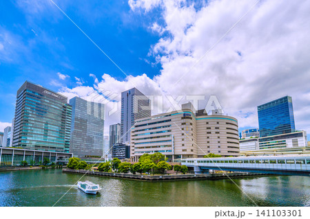 日本の横浜都市景観 梅雨の晴れ間…横浜駅東口。そごう横浜店やシーバスなどを望む。右奥に横浜駅＝9日 141103301