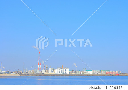 三重県四日市市、工場施設が林立するコンビナートの風景 141103324