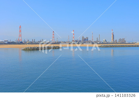三重県四日市市、工場施設が林立するコンビナートの風景 141103326