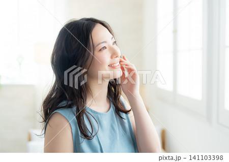 部屋でリラックスする女性 141103398