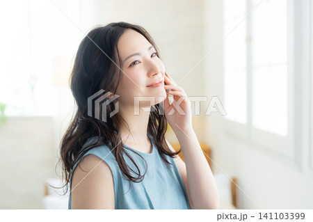 部屋でリラックスする女性 部屋でリラックスする女性 141103399