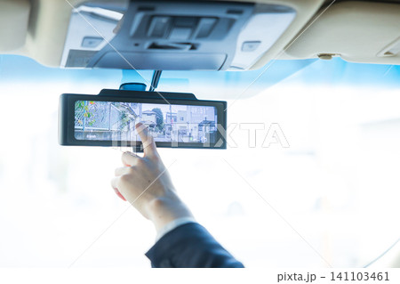 運転中する若いビジネスマン 運転中する若いビジネスマン 141103461