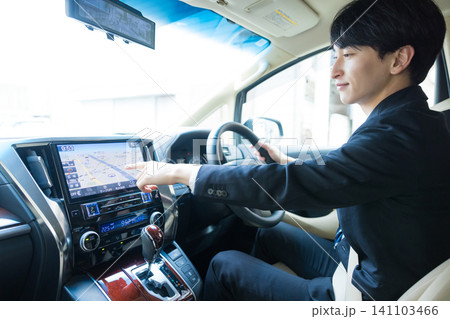 運転中する若いビジネスマン　 141103466