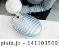 湯たんぽを使う女性 141103509