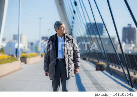 コートを着て歩く60代男性 コートを着て歩く60代男性 141103542