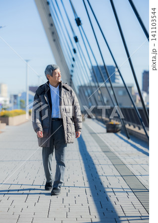 コートを着て歩く60代男性 コートを着て歩く60代男性 141103544