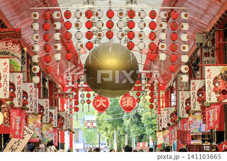 名古屋市、大須商店街仁王門通りの金の玉のオブジェ 141103665