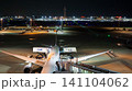 空港の夜景 ANA機への機内食搬入作業 141104062