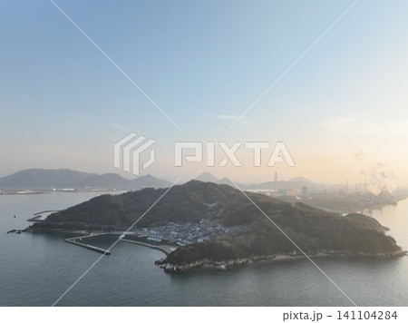 夕景に浮かぶ瀬居島と瀬戸大橋 141104284
