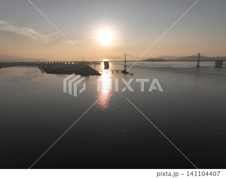 冬の夕景に映える瀬戸大橋 北備讃から南備讃 冬の夕景に映える瀬戸大橋 北備讃から南備讃 141104407