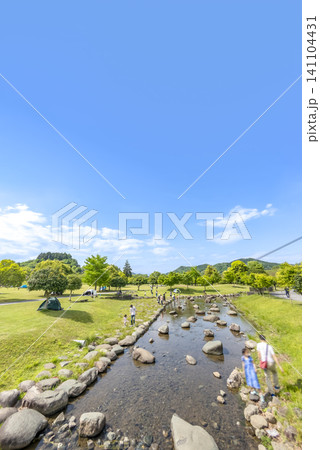 夏の宮ヶ瀬湖畔園地で水遊びを楽しむ家族とせせらぎ 夏の宮ヶ瀬湖畔園地で水遊びを楽しむ家族とせせらぎ 141104431