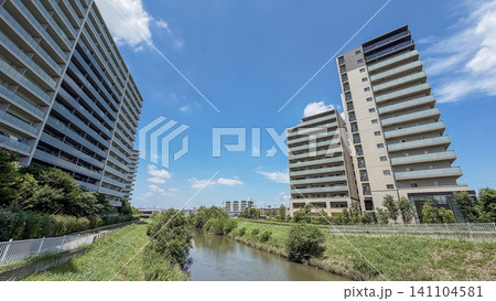 高層マンションと綾瀬川 - 浦和美園の都市風景 141104581