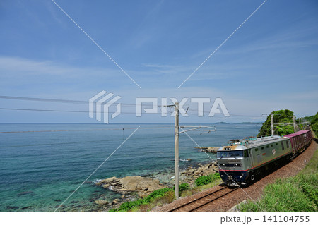 海沿いの肥薩おれんじ鉄道を走る貨物列車 141104755